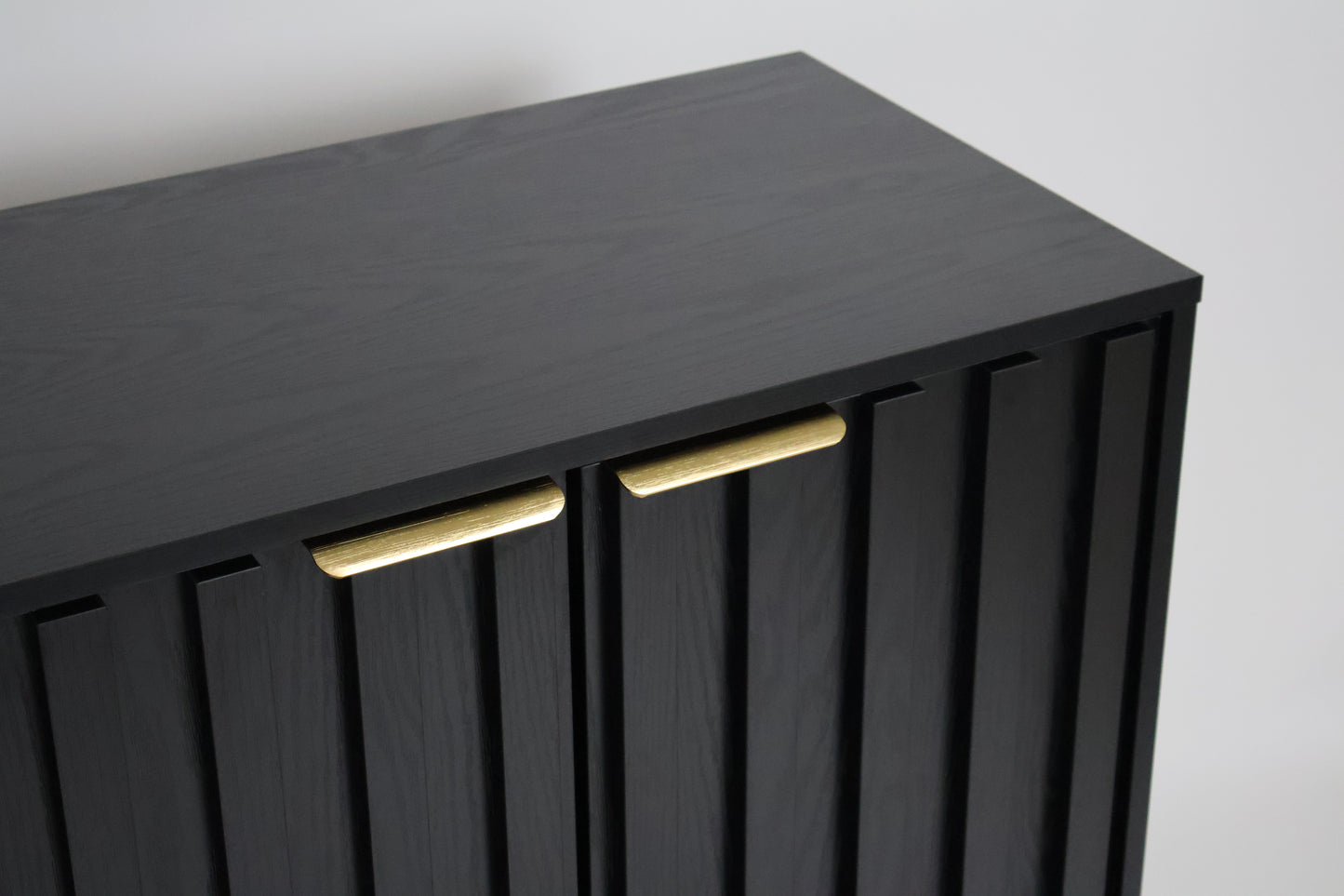 Credenza Bufetera Mueble para Comedor 4 Puertas - Aparador Recibidor Grande 140x40x81 cm - Frente Acanalado Lambrín - Herrajes Dorados - Buffetera para Sala/Recibidor