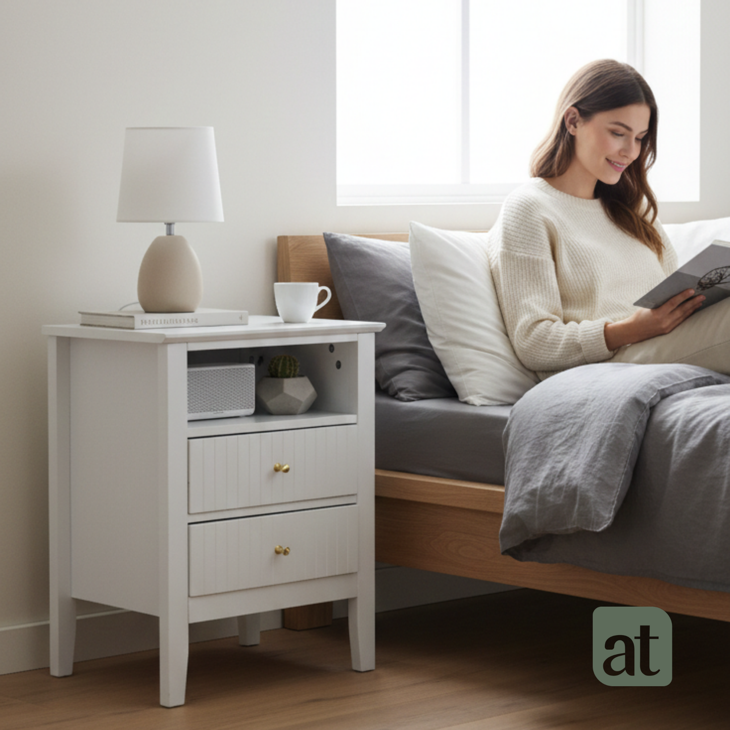 ALTALIA DECO HOME Buró de Madera - Buros para recamara Estilo Moderno Contemporáneo - Mesa de Noche 2 Cajones con Herrajes Dorados y 1 Repisa - Buro para Recámara o Sala Mesita Auxiliar (Blanco)