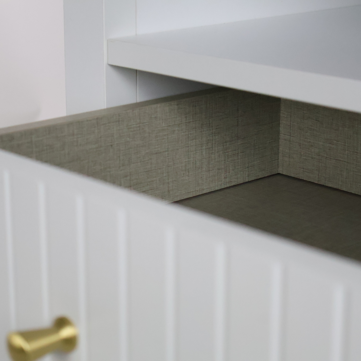 ALTALIA DECO HOME Buró de Madera - Buros para recamara Estilo Moderno Contemporáneo - Mesa de Noche 2 Cajones con Herrajes Dorados y 1 Repisa - Buro para Recámara o Sala Mesita Auxiliar (Blanco)