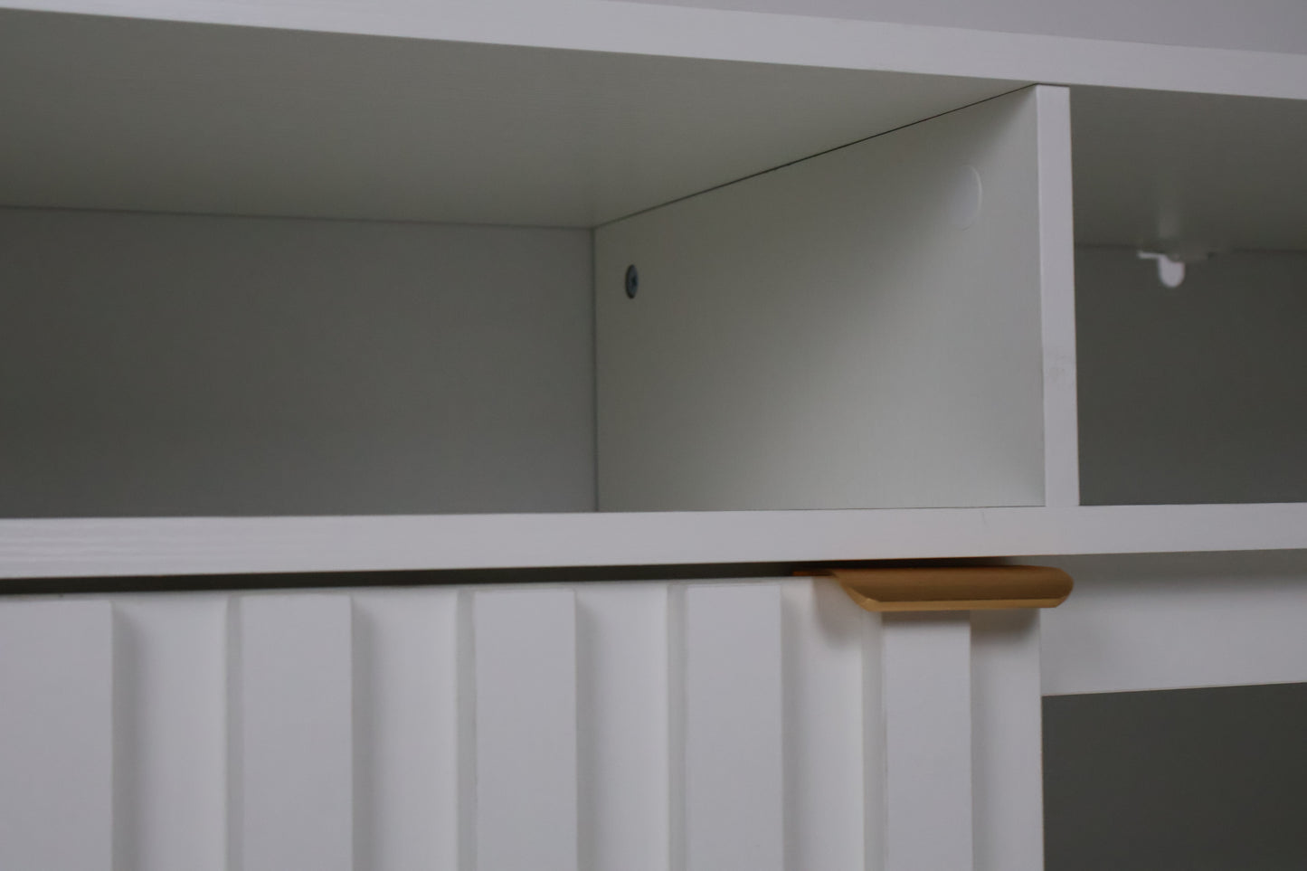 Credenza Bufetera de Madera 88x40x81cm - Trinchador para Comedor con 2 Puertas y Repisas Abiertas - Acabados en Lambrín - Mueble Versátil para Sala, Cocina, Recibidor